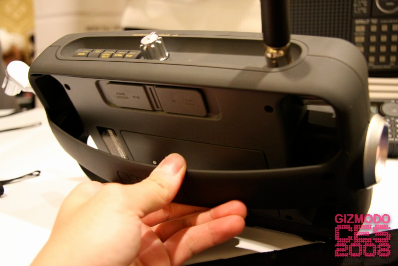 Illustration for article titled Grundig Eton FR1000 Voicelink Survival Radio Is Gorgeous